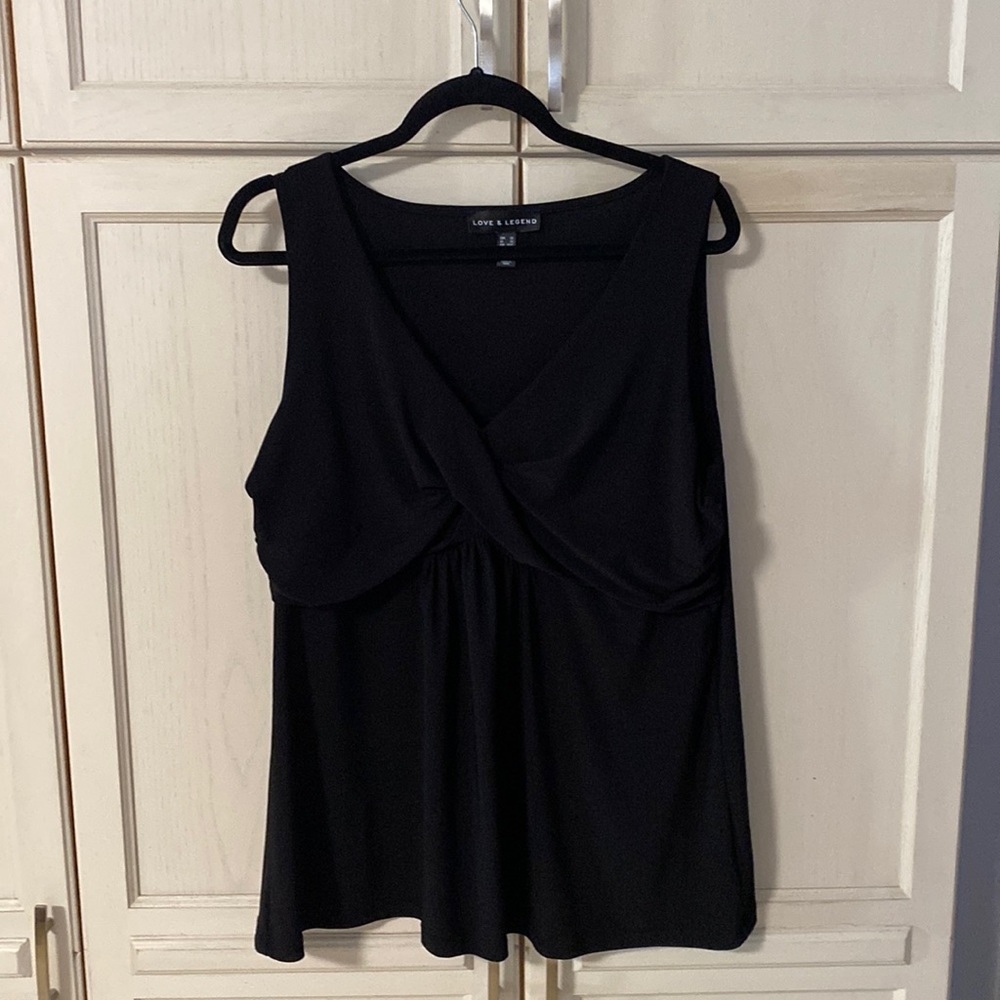 A black top that is sleeveless and a size 2X